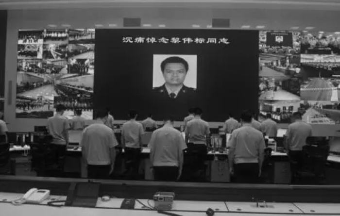 推开战友与嫌犯搏斗牺牲，东莞民警被追授一级英模