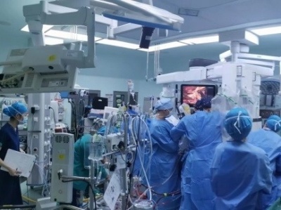 患者心脏长满“豆腐花”，“达芬奇”机器人三个“小孔”拆卸心脏肿瘤   