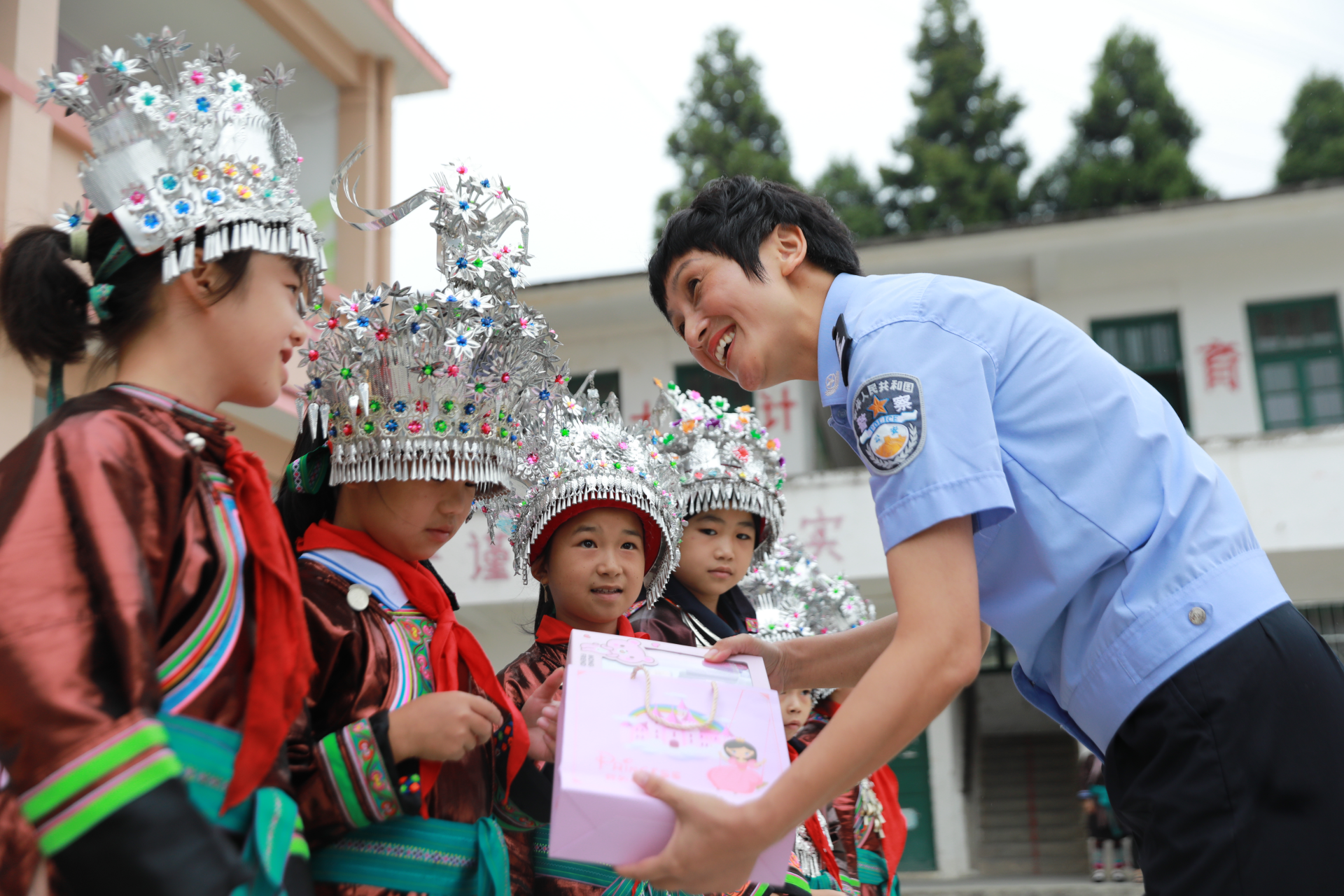 教师节，移民管理警察和山区学校师生一起过
