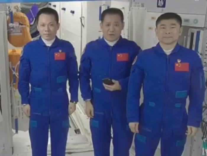 航天员太空返程后也需隔离 网友：行程码咋显示？