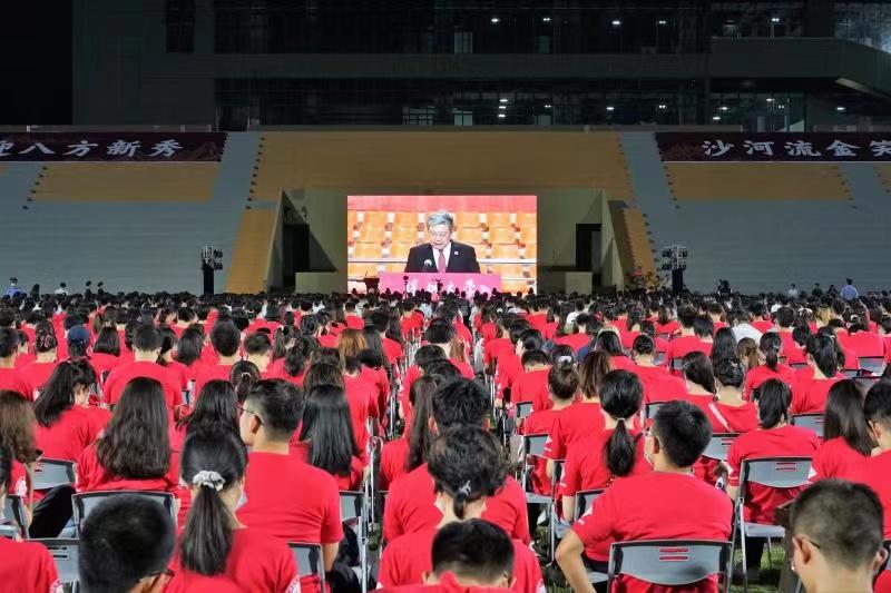 “不内卷、不躺平”“永远相信光”，深大校长李清泉开学典礼上勉励新生开启“深大精神密码”