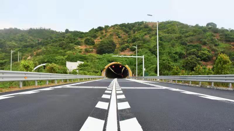 国庆出行更舒适！连英、揭惠高速部分隧道路面换“新衣”