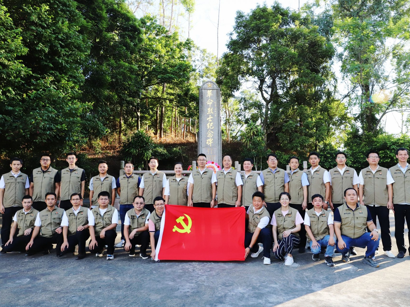 从红色传统中汲取力量！深圳对口帮扶队员瞻仰烈士纪念碑、重温入党誓词