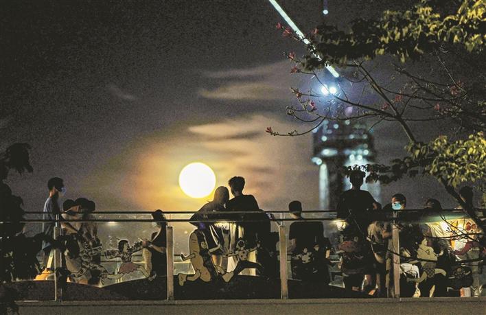天空一轮朗月 湾区万家梦圆