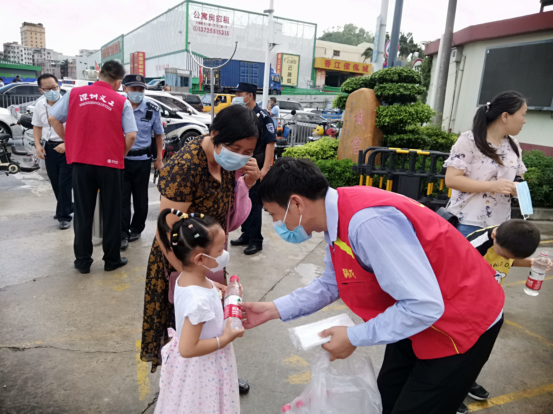 港龙公司党员志愿服务保障“神兽”顺利回校