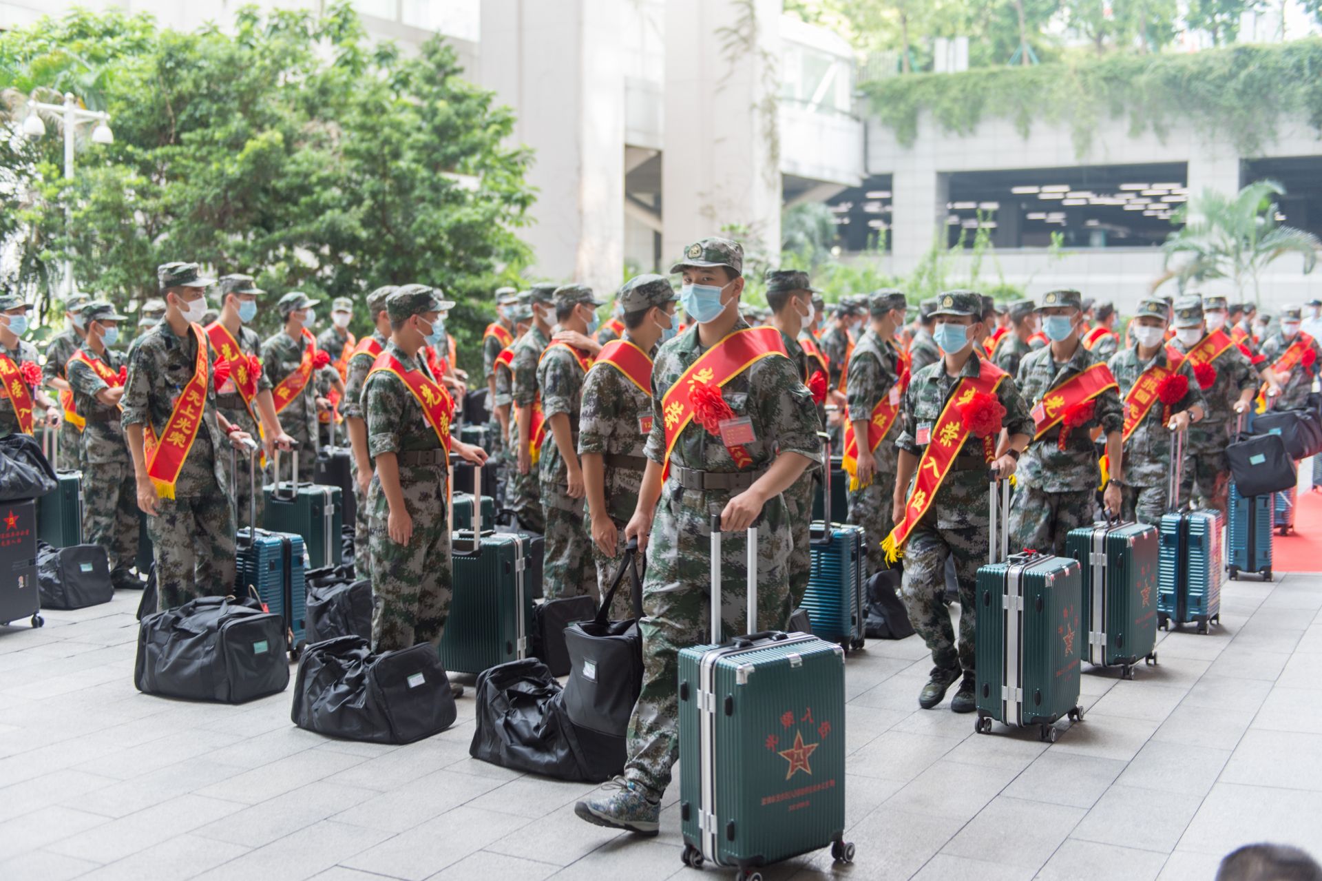 光荣启程，逐梦军营！深圳市举行2021年下半年新兵入伍欢送仪式