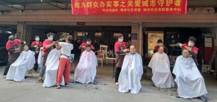 梅亭社区义剪队为城市守护者送“清凉”