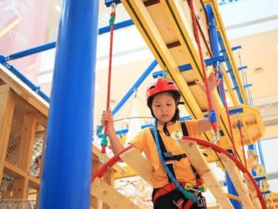 6岁女童从游乐场3米平台坠落！室内儿童拓展器械安全存忧，监管或存空白