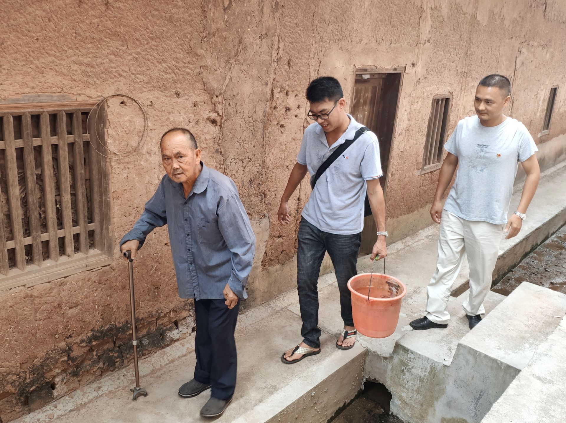 东莞市扶贫干部叶照锋：为贫困户脱贫奔康谋蓝图、献点子