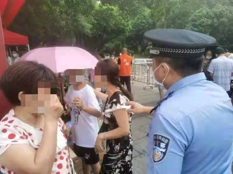 我为群众办实事 | 国庆期间，罗湖警方冒雨救援景区被困群众