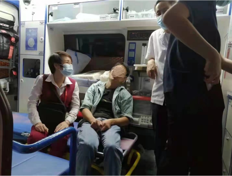 乘客车上突发疾病，司乘人员紧急相救