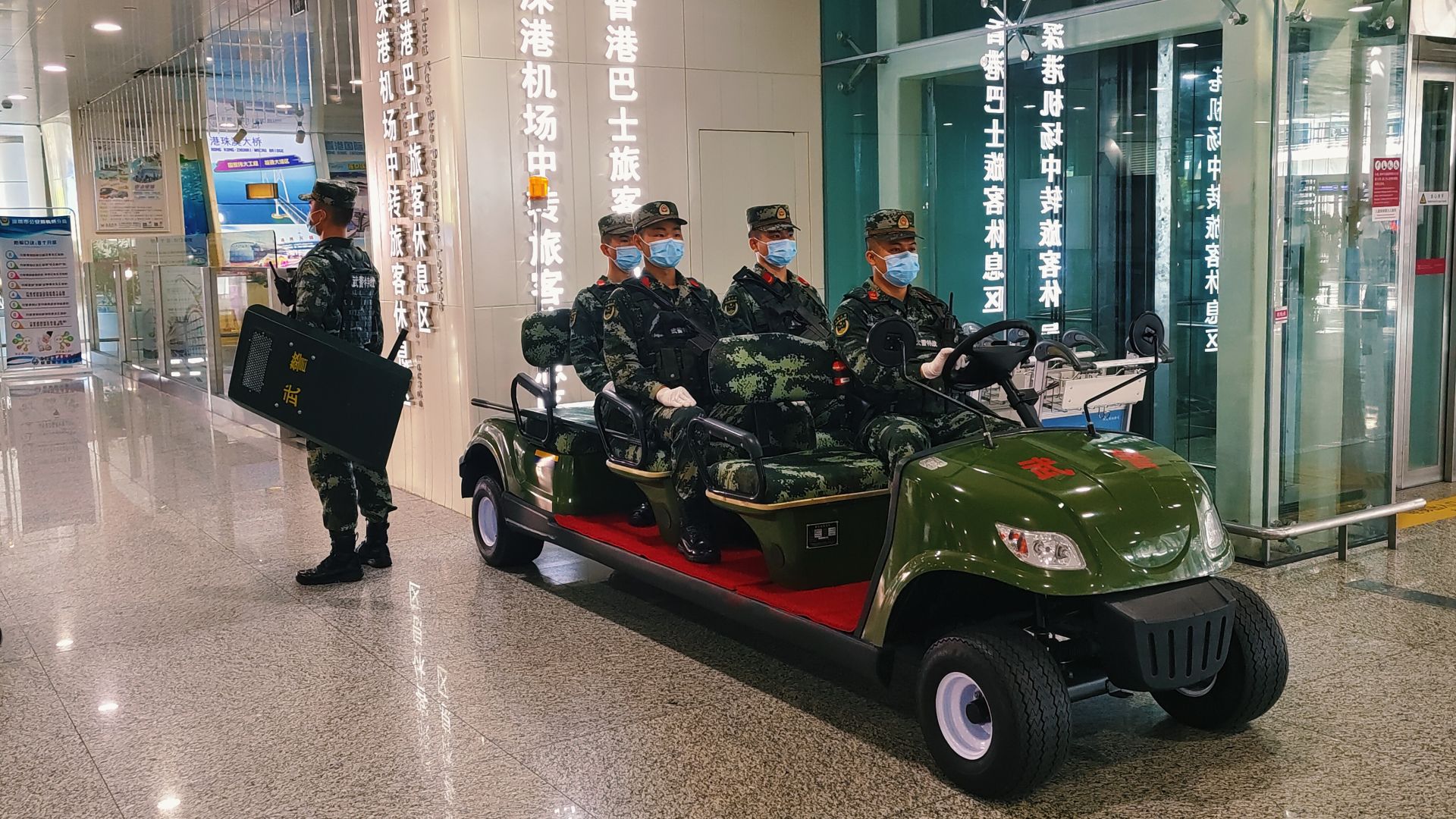 武警深圳支队官兵坚守岗位保节日平安