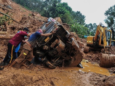 印度南部遭暴雨袭击已致27死，救援队发现三个孩子相拥离世