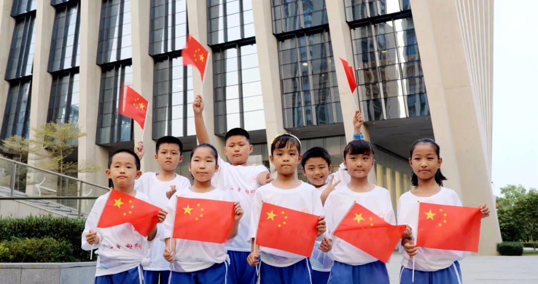 坪山区深港青少年线上 “快闪”，同频共振喜贺国庆