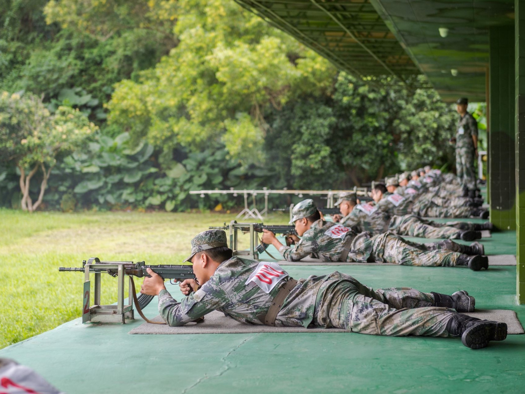 深圳警备区组织2021年基干民兵比武竞赛：军事训练验真功，竞技场上见高低