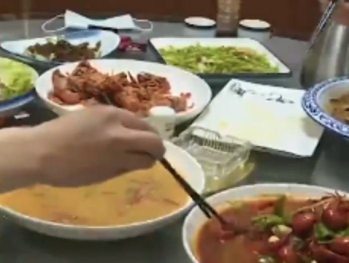 小心“节日病”！男子国庆1天2场聚会吃出肠胃紊乱