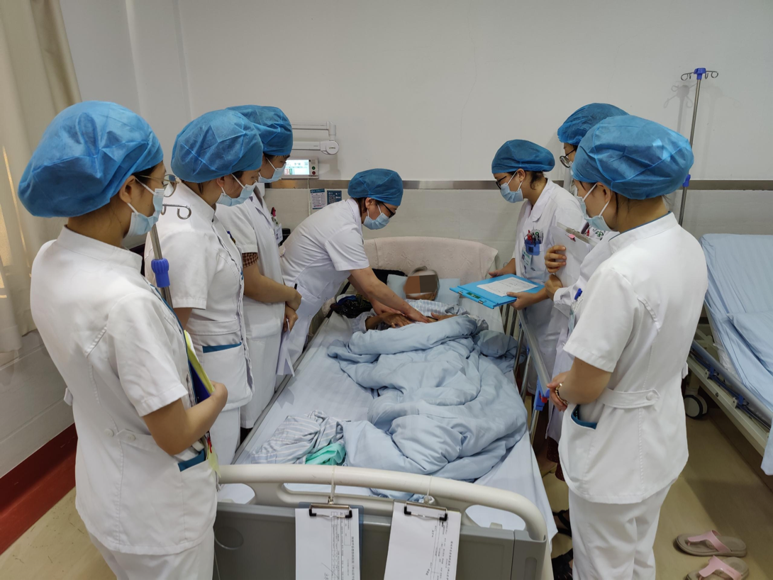 高龄老太排尿困难 医师巧施微创手术转危为安
