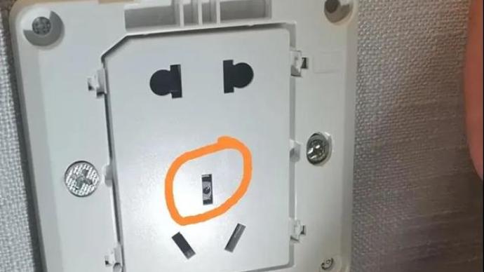女子住酒店连换两房均有针孔摄像头，湖南临武警方通报