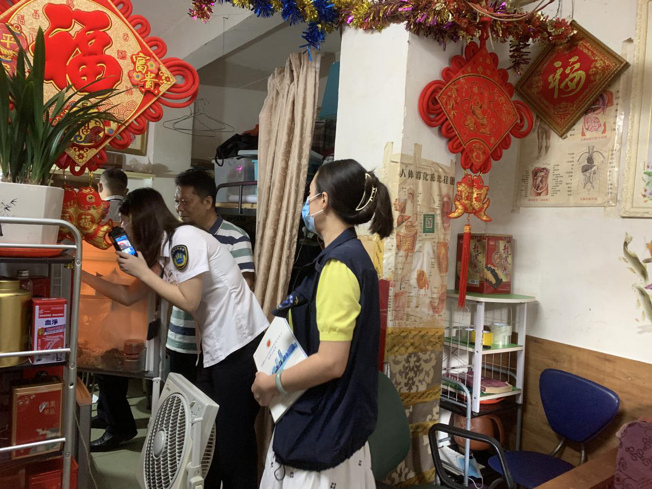 莲塘街道莲塘社区联合罗湖区卫生健康局依法取缔非法诊所 