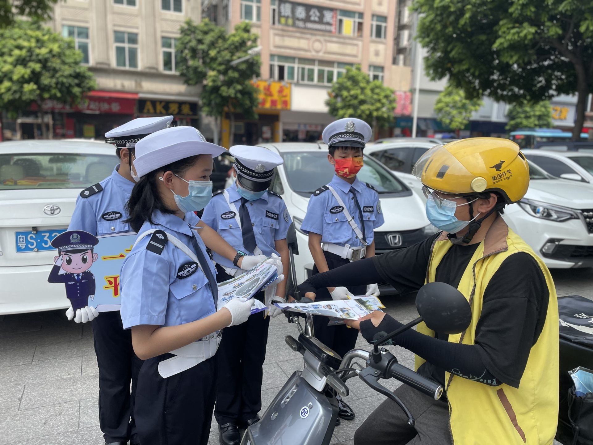 东莞市“少年交警队”走上街头倡导文明交通