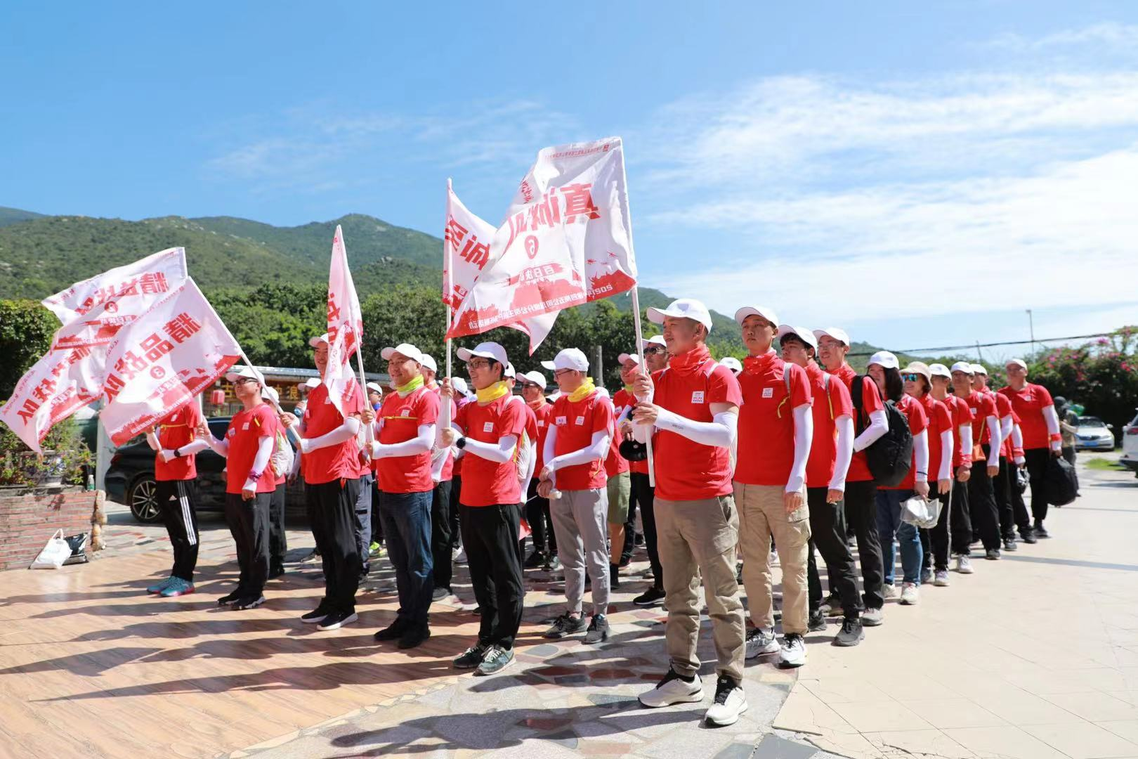 “建证百年路，聚力攻坚战”，中建四局五公司深圳分公司举行户外徒步拓展