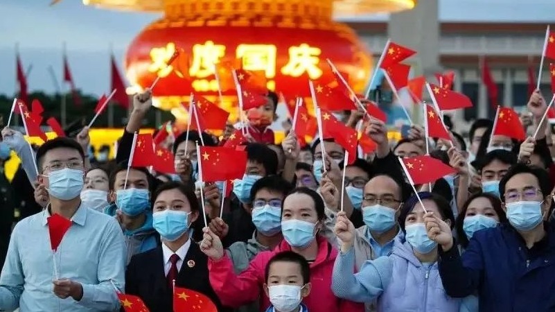深圳市民在梧桐山为祖国送祝福～