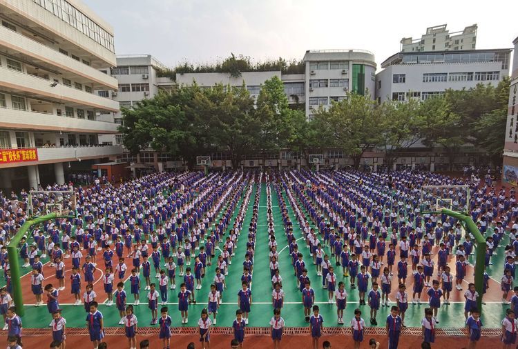 百外春蕾小学创建文明校园，学子争当“礼仪天使”