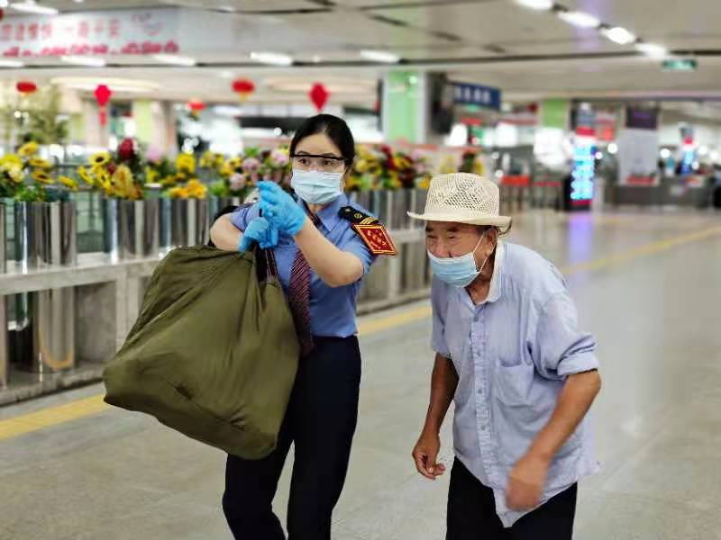 连续24个国庆节在岗值守，深圳站“迎春花”服务队班长的一天这样度过…… 