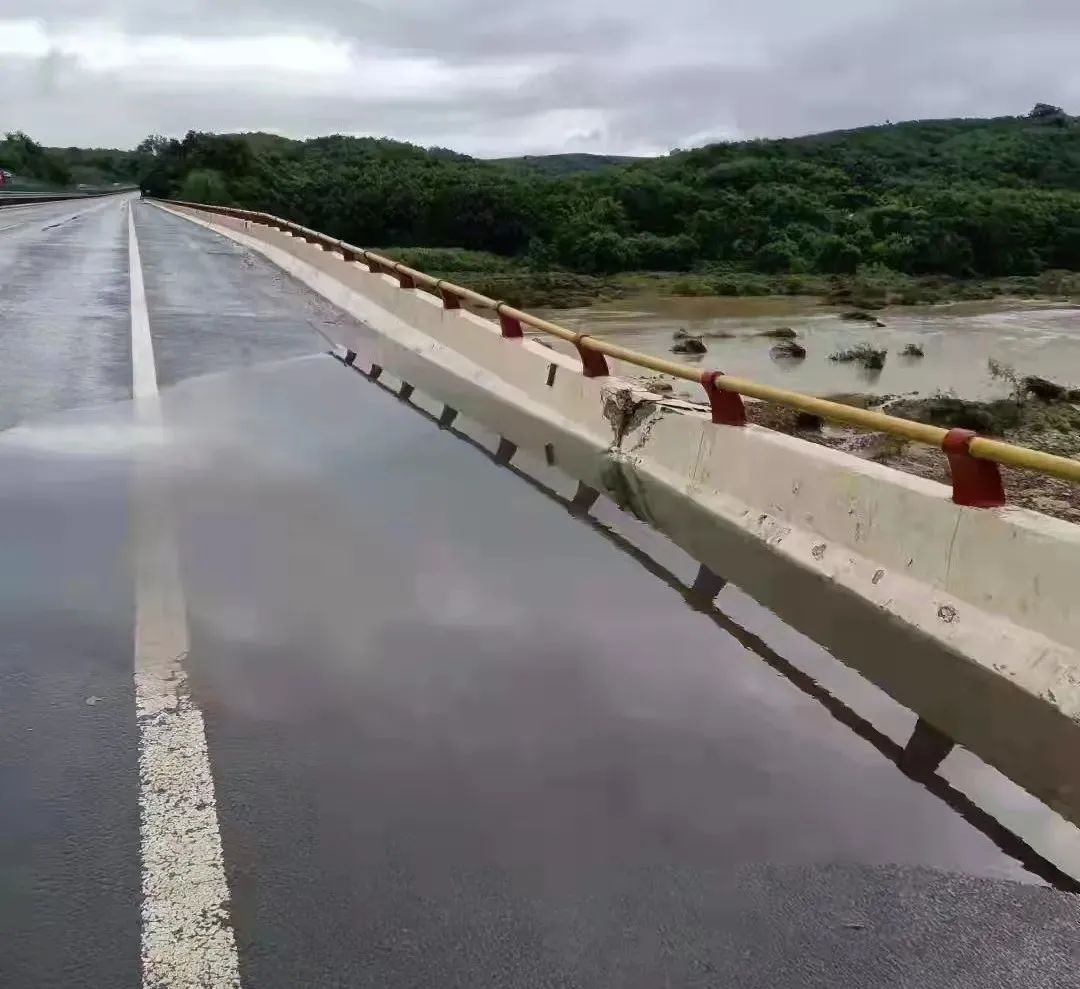 海南环岛高速珠碧江大桥桥面出现沉陷险情，已采取交通管制