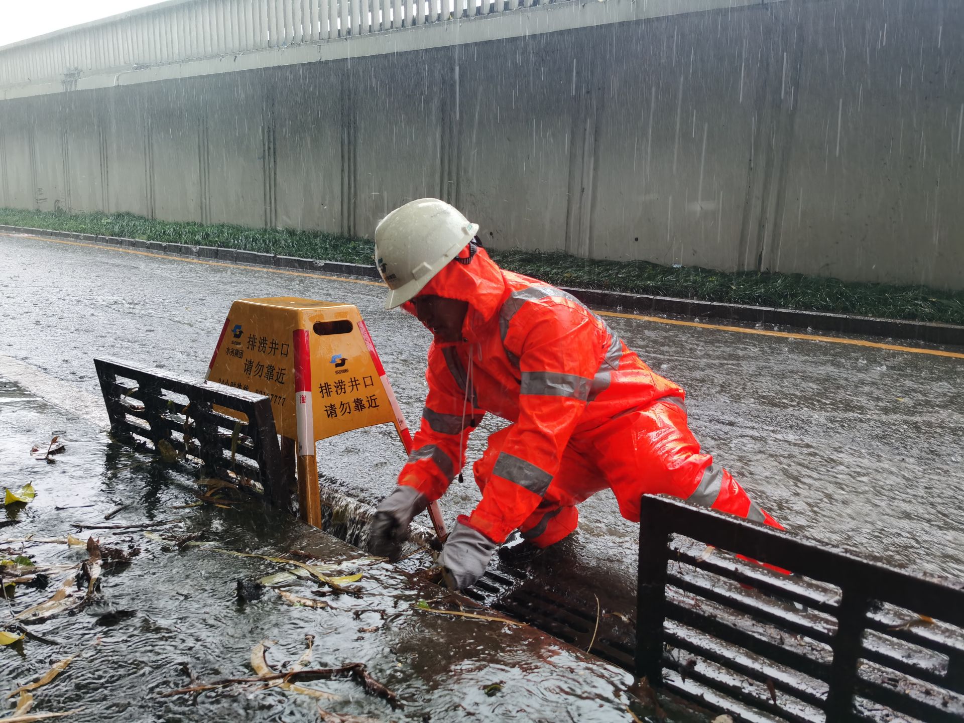 台风“狮子山”给深圳造成严重风雨影响，风雨中他们坚守岗位战风雨