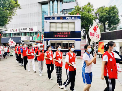 最温暖的“中国红”!深圳这群“红马甲”在13个捐血点/车度过国庆节