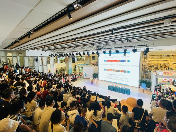 “阅读连接世界” “名师领读”活动在中心书城举行