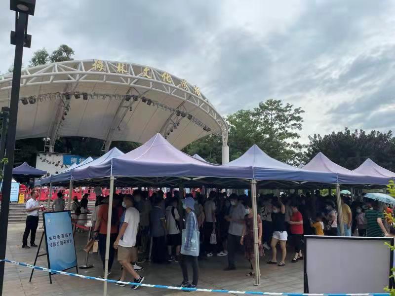 多个街道免费核酸检测点火爆！市民有序排队，点赞现场医护和工作人员
