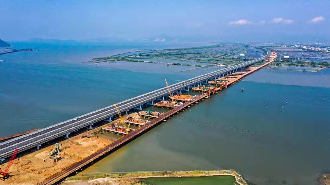 深汕高速深圳惠州段进入路面施工，月底将完成新老路交通转换