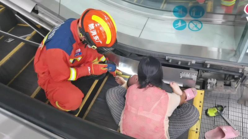 男童手卡扶梯，消防紧急救援