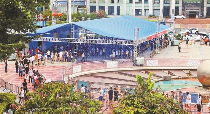 “回深圳，第一时间测核酸”！多个街道免费核酸检测采样点排起长队