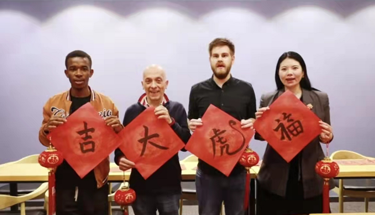 国际友人“留深”过大年，齐心送“福”好运来
