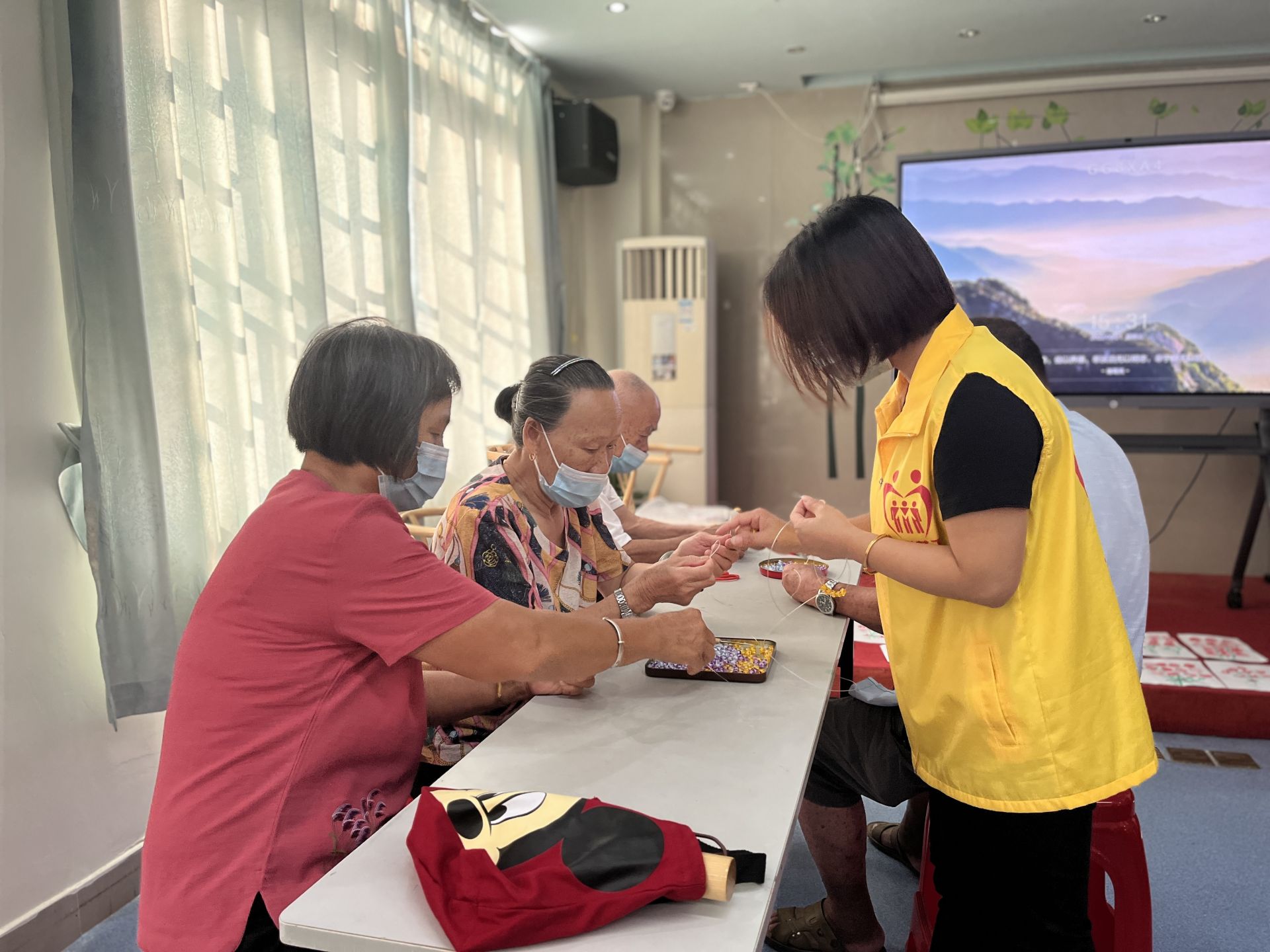 让老年人老有所乐，新湖街道新羌社区组织开展趣味手工坊活动